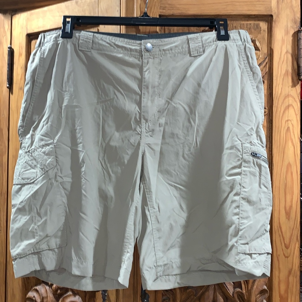 EUC Columbia size 38 quick dry cargo shorts